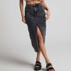 JANEVE MIDI FRONT SPLIT DENIM SKIRT IN BLACK ACID WASH SZ 8